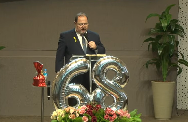 Pr. Alexandre Rodrigues durante o culto comemorativo dos 68 anos