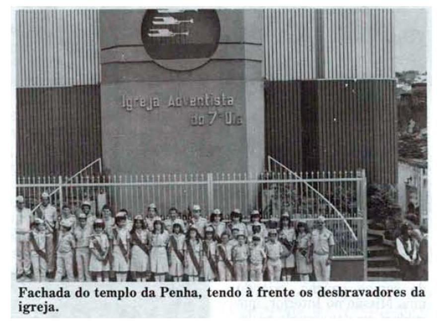Fachada histórica da Igreja Adventista da Penha com Desbravadores à frente