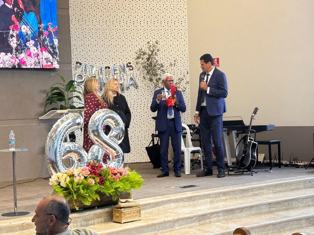 Momento de homenagem durante a celebração dos 68 anos da IASD Penha