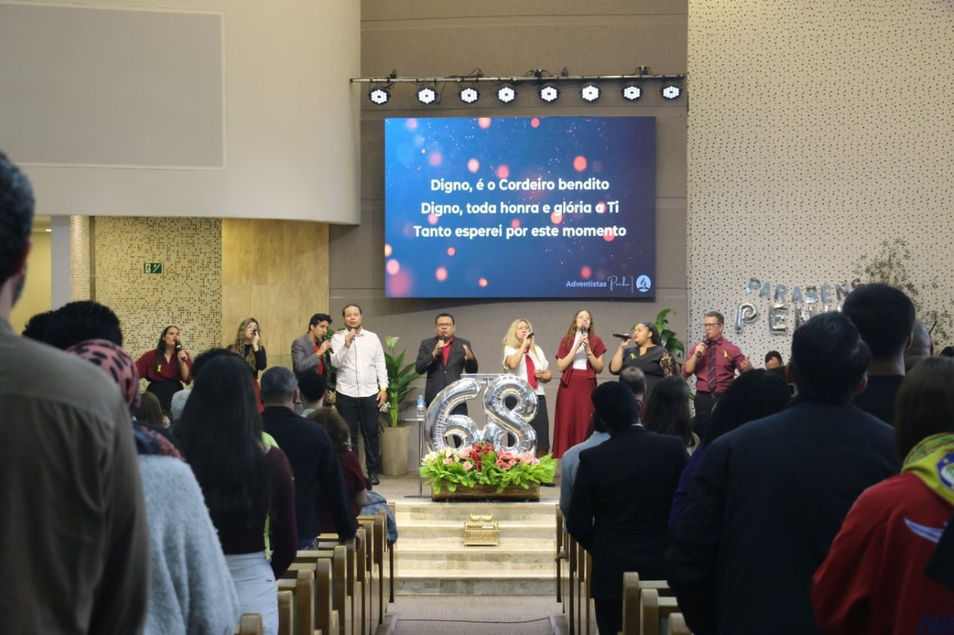 Equipe de louvor durante o culto dos 68 anos
